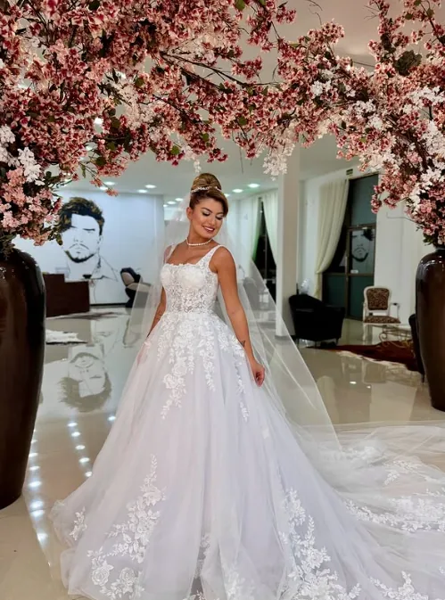 Noiva com vestido branco e produção de cabelo e maquiagem na Blossom em Blumenau