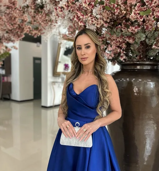 Produção de cabelo e maquiagem com penteado semi-preso realizada na Blossom em Blumenau