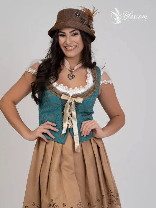 Maquiagem e cabelo com traje típico para Oktoberfest