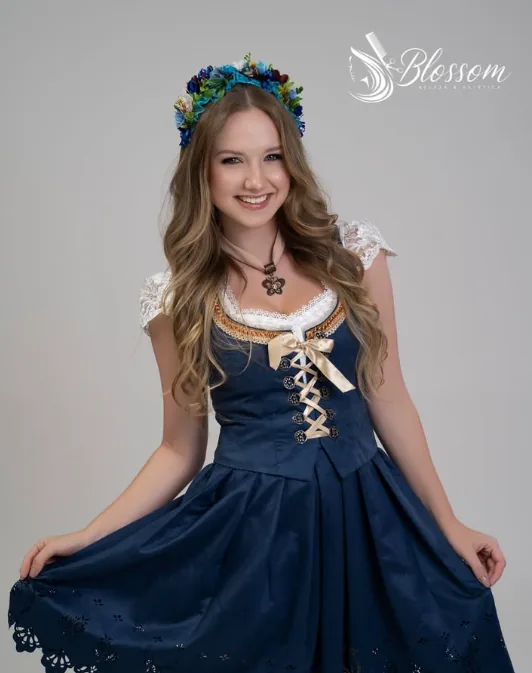 Produção feminina com cabelo ondulado para Oktoberfest em Blumenau