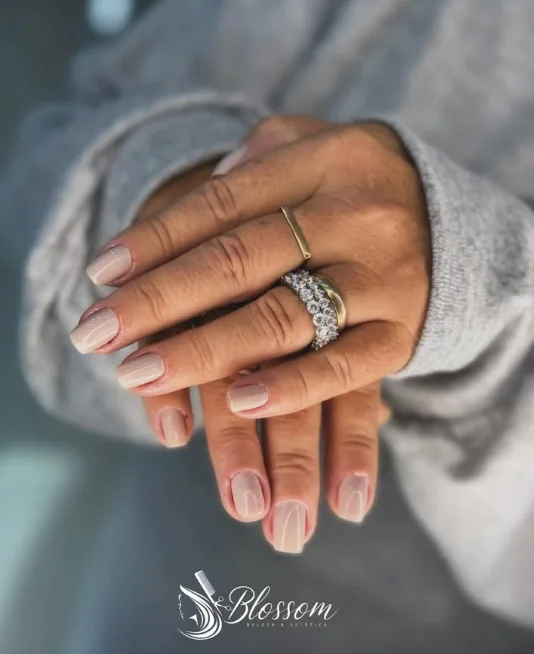 Resultado de esmaltação em unhas realizado na Blossom